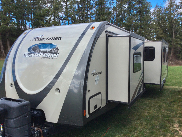 2013 Coachmen Freedom Express 297RLDS with 2 slides in Travel Trailers & Campers in Nelson - Image 3
