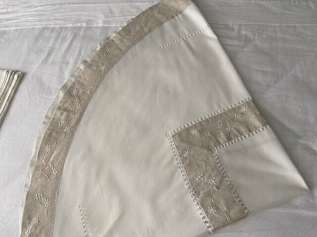 Round Table Cloth with Napkins - New in Kitchen & Dining Wares in Markham / York Region - Image 4