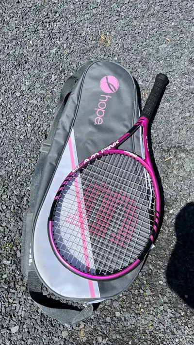 Raquette de Tennis Wilson slam pink 20$ Raquette de Tennis Diadora 10$ Raquette de Badminton sportro...