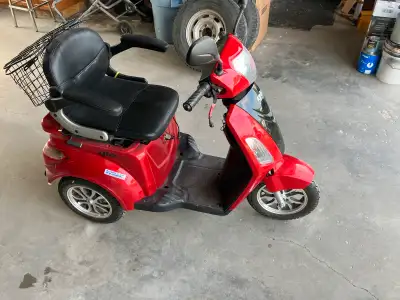 Gio scooter Good working condition Only 667 km on odometer Tires are in excellent condition Hydrauli...