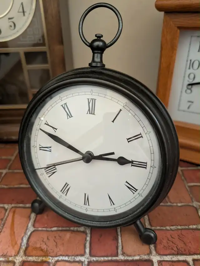 Vintage Clock Collection Lot in Home Décor & Accents in Red Deer - Image 6