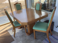 Kitchen table with chairs, very good condition,
