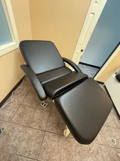 Selling a BRAND NEW CONDITION Vivinova One Motor 30” Camino Deluxe Hydraulic Massage/Esthetics Table...