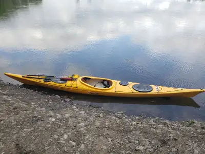 P&H Capella 166 RM, kayak de mer en bon état général. Coque jaune, trois compartiments étanches, siè...