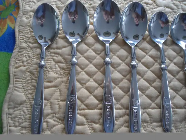 John Deere Flatware in Kitchen & Dining Wares in Gatineau - Image 5