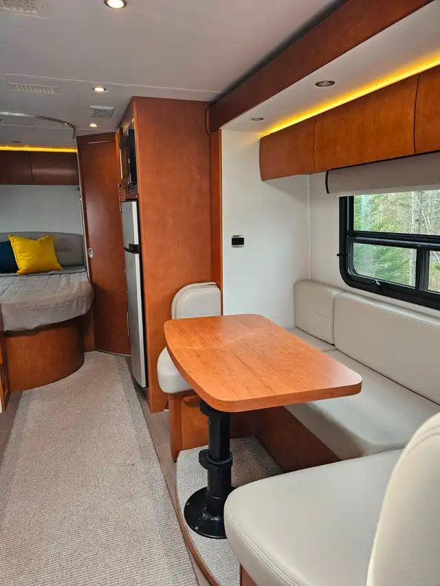 VR  (Motorisé) classe B+ 2019 31 000 Km - Leisure Travel Unity in RVs & Motorhomes in Sherbrooke - Image 4