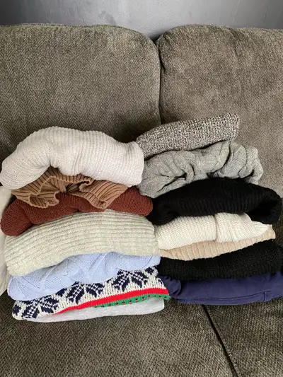 Offering a bag of sweatshirts/knits. There are some not picture here that are also in the bag. Sizes...