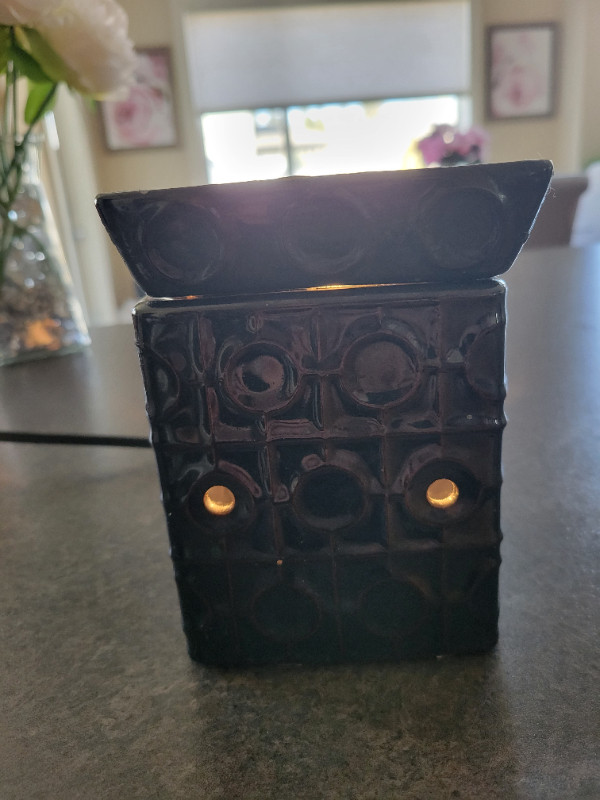 Scentsy Warmer in Home Décor & Accents in Edmonton