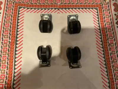 4 roulettes pivotantes de 2 pouces , en très bonnes états, $5.00 pour les 4.