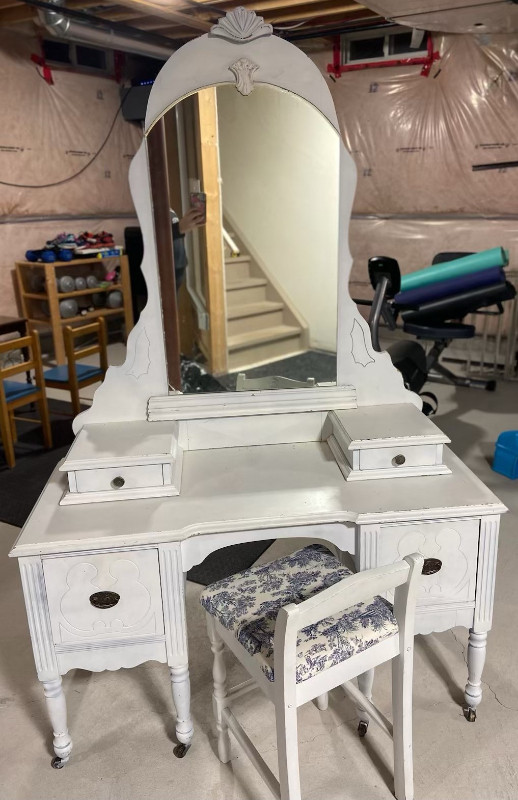 Vintage White  Vanity w/ Chair & Mirror in Arts & Collectibles in Oshawa / Durham Region