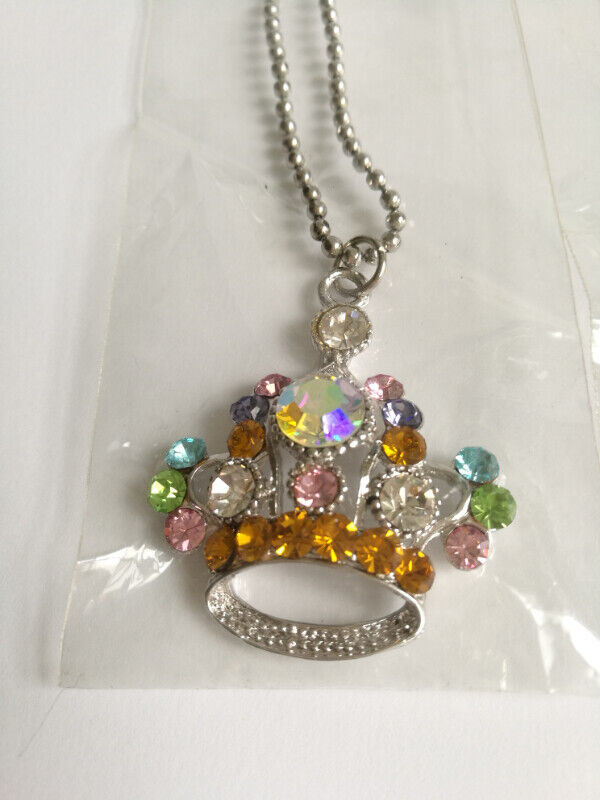 Fashion necklace with crystal pendant.  Never been worn. dans Bijoux et montres  à Ville de Montréal - Image 4