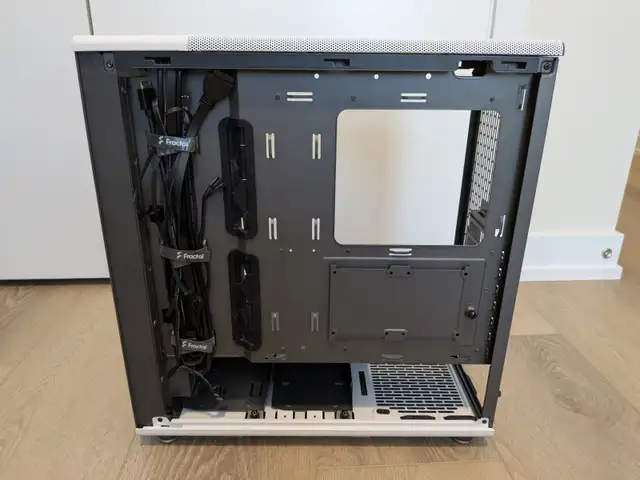 Fractal Design North ATX Mid Tower Case White in System Components in Markham / York Region - Image 8