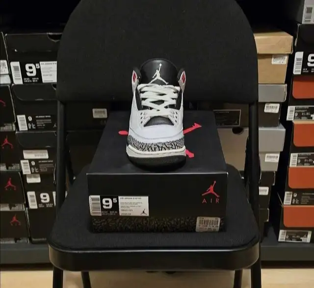 Air Jordan 3 Infrared 23 size 9.5 in Men's Shoes in City of Toronto - Image 5