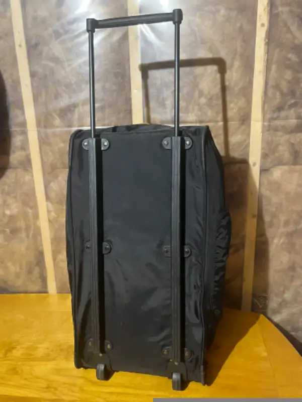 Lucas Duffel Bag with wheels in Other in Ottawa - Image 6