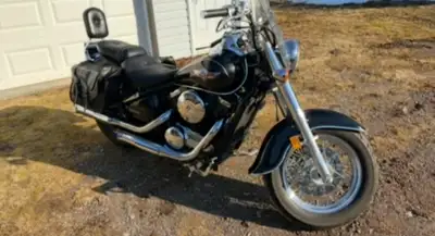 Kawasaki Vulcan Classic 800cc in excellent condition new tires inspected until July 2027 black in co...