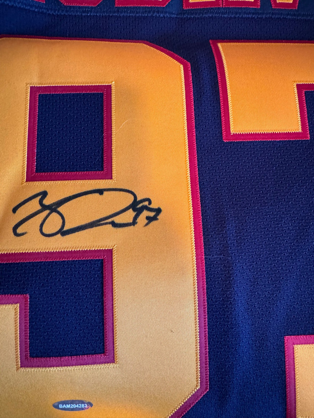 Connor McDavid Autographed Erie Otters Jersey in Arts & Collectibles in Oshawa / Durham Region - Image 3