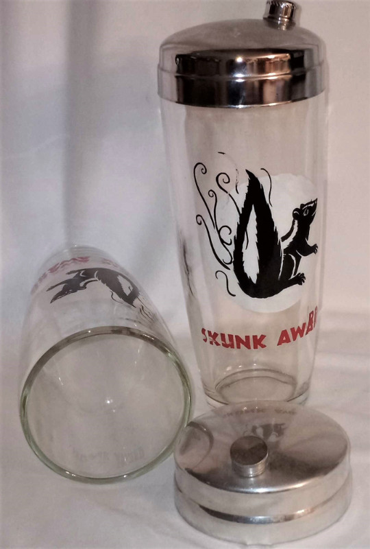 Matched Pair Vintage 1950s 'Skunk Award' Glass Cocktail Shakers! in Arts & Collectibles in London - Image 3