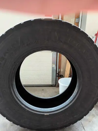 In great condition, no cuts no nothing. This size is 11R22.5 u can see in the photos.