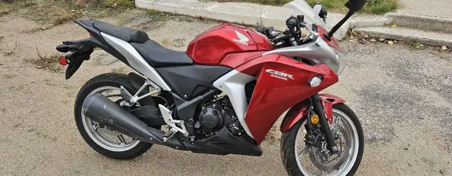 Honda CBR 250R in Sport Touring in Gatineau - Image 2