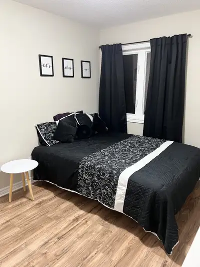 AVALABLE NOW! -Private room and bathroom for rent in a beautiful and spacious townhome located in Ri...