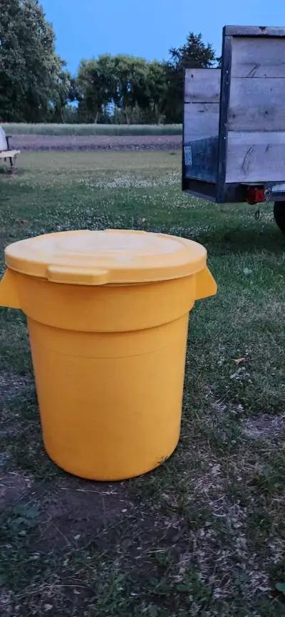 Rubbermaid ingredient bin with lid , View more
