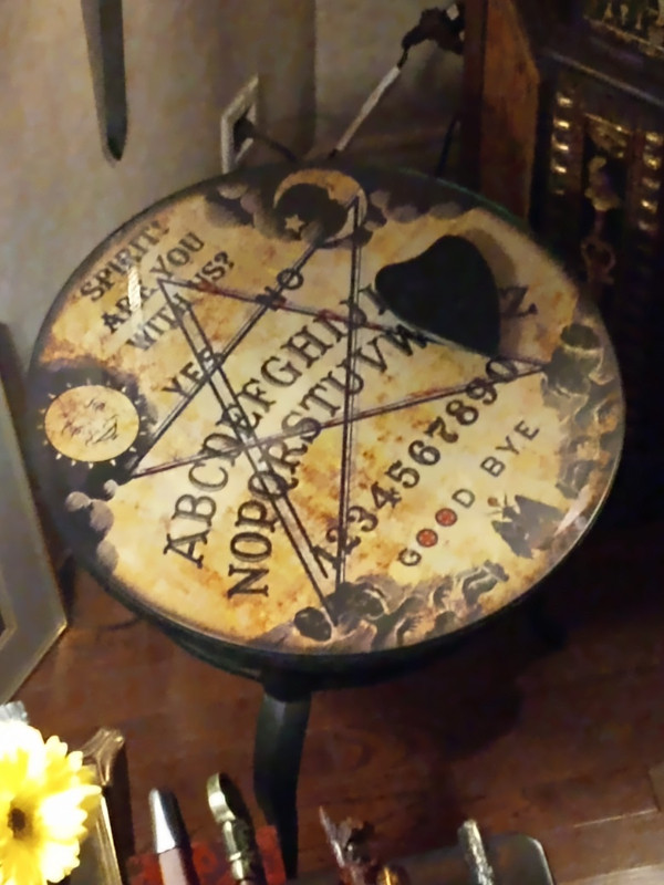 Table Ouija Originale H22 x L22 pouces dans Art et objets de collection  à Laval/Rive Nord - Image 4