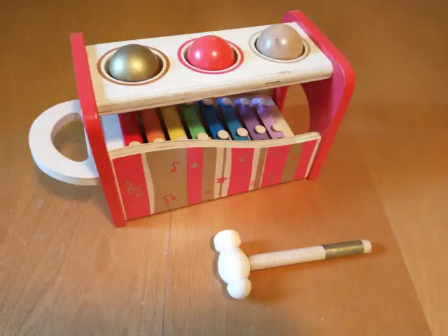 HAPE Pound & Tap Bench with Slide Out Xylophone in Toys in Markham / York Region - Image 4