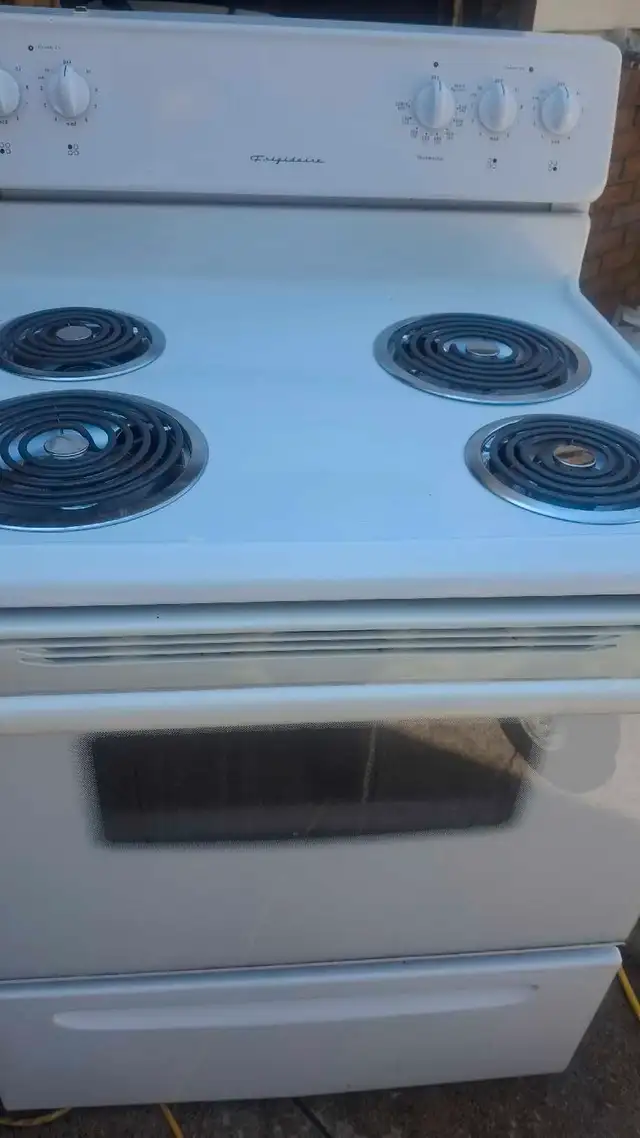 FRIGIDAIRE  ELECTRIC STOVE VERY CLEAN62863278723458123