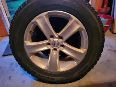 4 pneus d'hiver Toyo avec mags en aluminium de Toyota. Grandeur: 225/65/R17 pattern bolt 5x114.3 mm