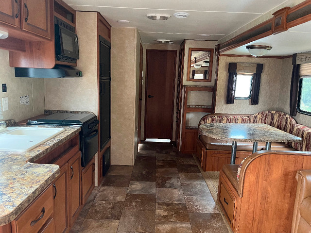 32ft Gulf Stream camper for sale in Travel Trailers & Campers in Brandon - Image 2