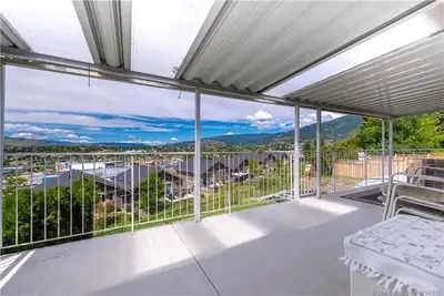 Cosy upper floor house, 3 bedroom, 2 bathroom, with a view in quiet and safe neighborhood. 2 - car c...