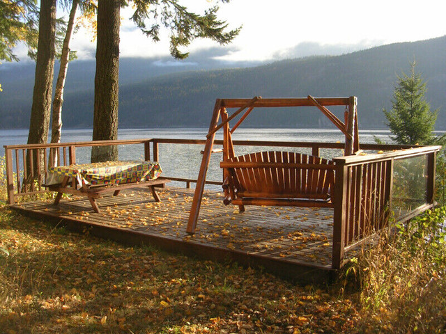 Kootenai Hideaway Lakefront Vacation Cabin - Kaslo in British Columbia - Image 3
