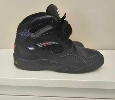 Youth Size 5 L.A Gear High Top Shoes Light Gear shoes. Not lighting up right now, but I believe the...