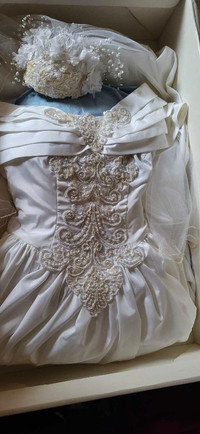 Women's wedding dress