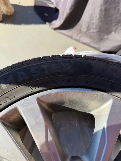 Lot de 4 de pneus d’été moto Master 205/55R16 montés sur des mags d'origine Hyundai. Seulement 1 sai...