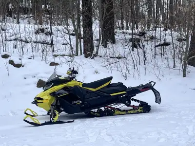 2022 Ski-Doo 850 Renegade Like New Condition well maintained. Brand new Carbide runners add this fal...