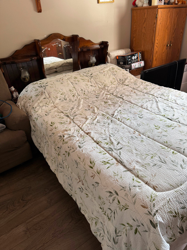 Bedroom suite in Dressers & Wardrobes in Brantford - Image 3