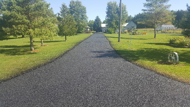 SHAW ASPHALT DRIVEWAY  SPRAYING in Interlock, Paving & Driveways in Owen Sound - Image 2