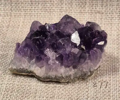 Améthyste naturelle sur matrice. 38ct Amethyst on matrix., View more