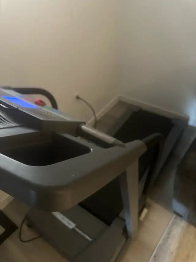 Pro-Form 400 GL Treadmill in Exercise Equipment in Winnipeg - Image 4