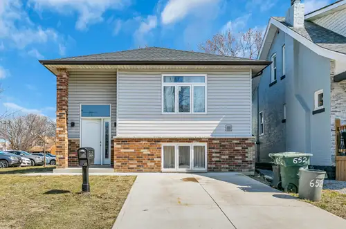 Welcome to this spacious rental property! Steps away from the university of windsor, this beautifull...