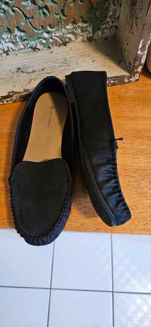 Black loafers  in Women's - Shoes in Barrie - Image 2