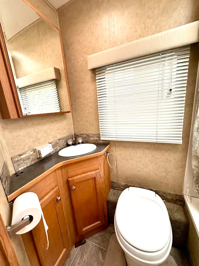 VR Motorisé Trail-Lite in RVs & Motorhomes in Québec City - Image 8