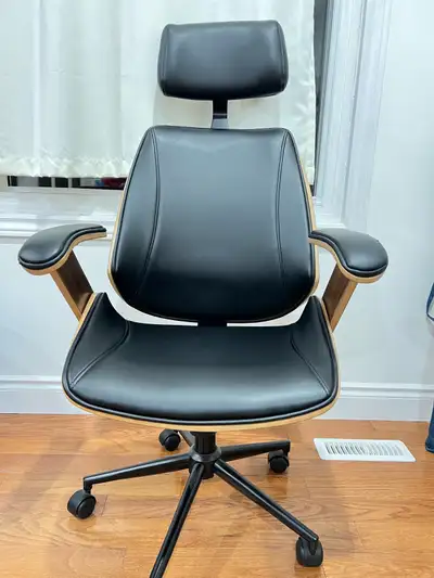 Well-maintained modern office chair from Structube, View more