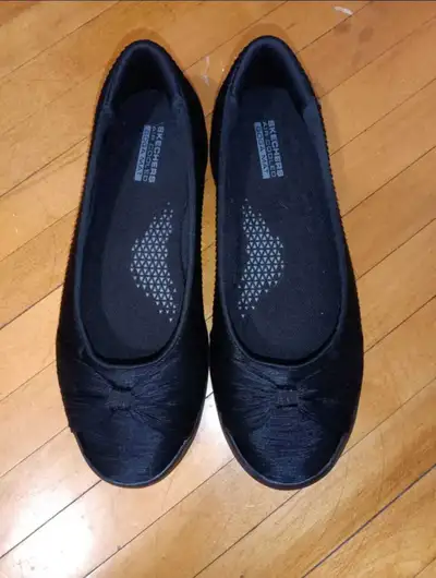 Women's sketchers cushioned lightweight Shoes. Size 6.5, View more