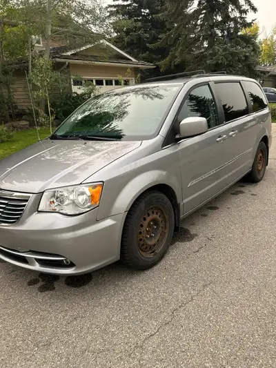 Heated seats, rain sensing wipers, power sliding doors, Bluetooth, stow and go, dual row dvd, auto d...