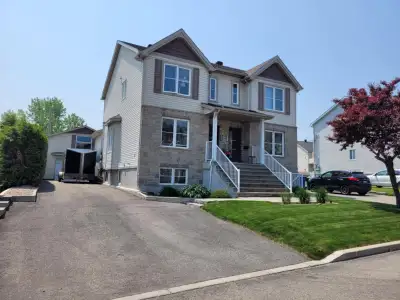 Grand 4 ½ à louer avec garage double et 1.5 salles de bain
