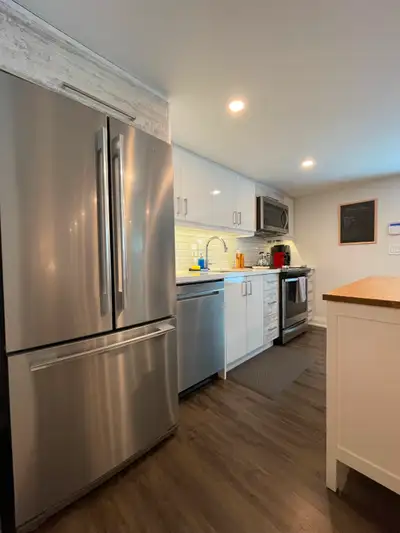 Bright & Spacious 1+Den Apartment in Prime Etobicoke - All Incl.