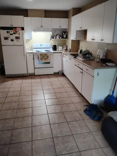 Unfurnished room for rent. $750. $375 deposit. Dry house but 4:20 friendly. There is a cat here. I m...