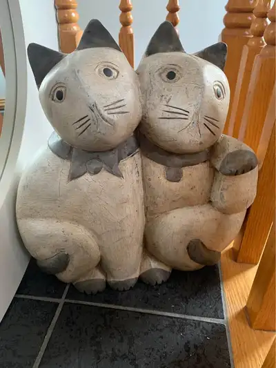 Chats en bois massif 5$vet miroir rond 10$ chacun, View more